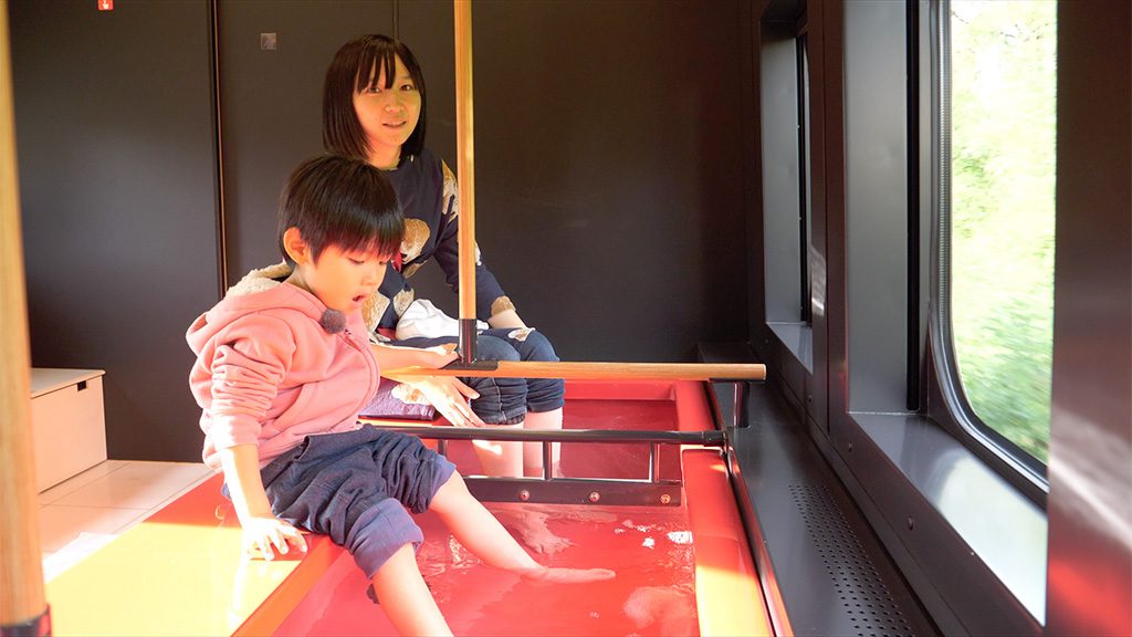 列車内で足湯に入れるJR東日本の山形新幹線「とれいゆつばさ」