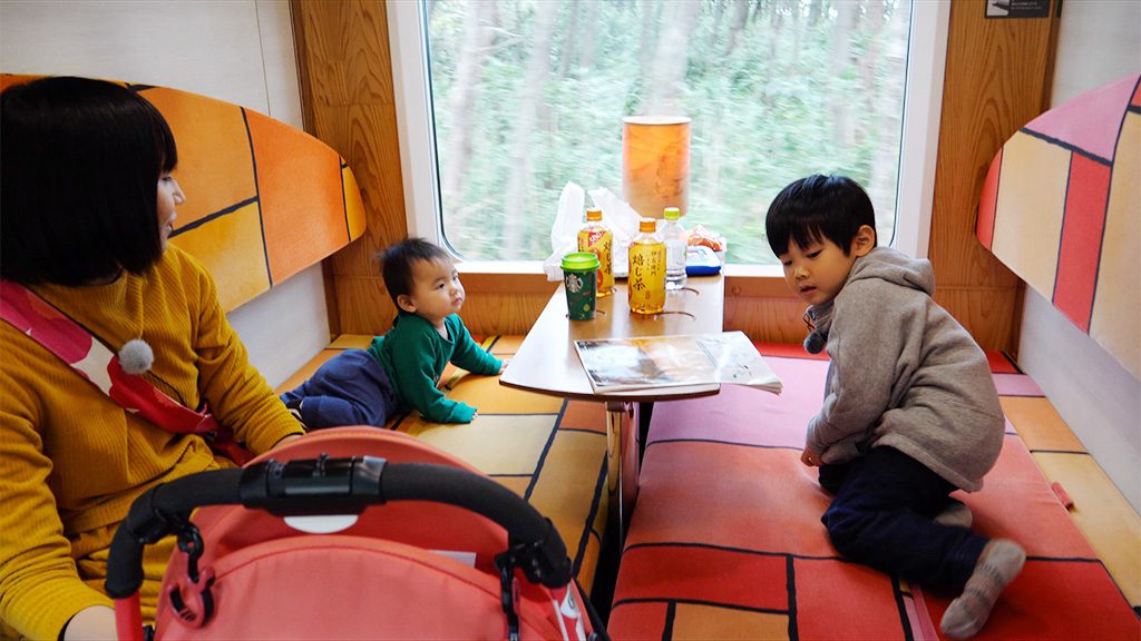 座席をフラットにできるセミコンパートメント/JR東日本「リゾートしらかみ」