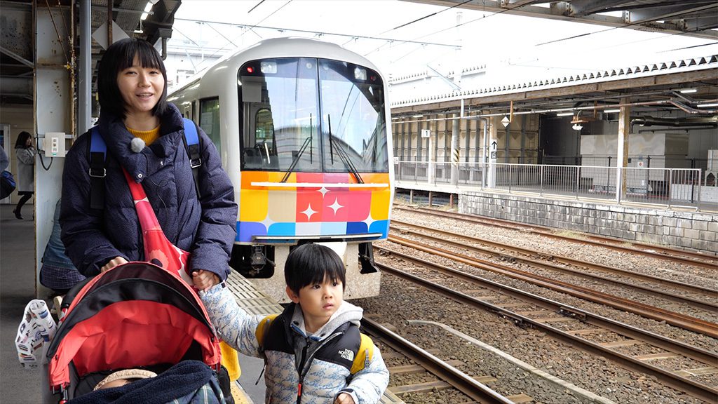 派手な車体のカラーリングが目を引くJR東日本「きらきらうえつ」
