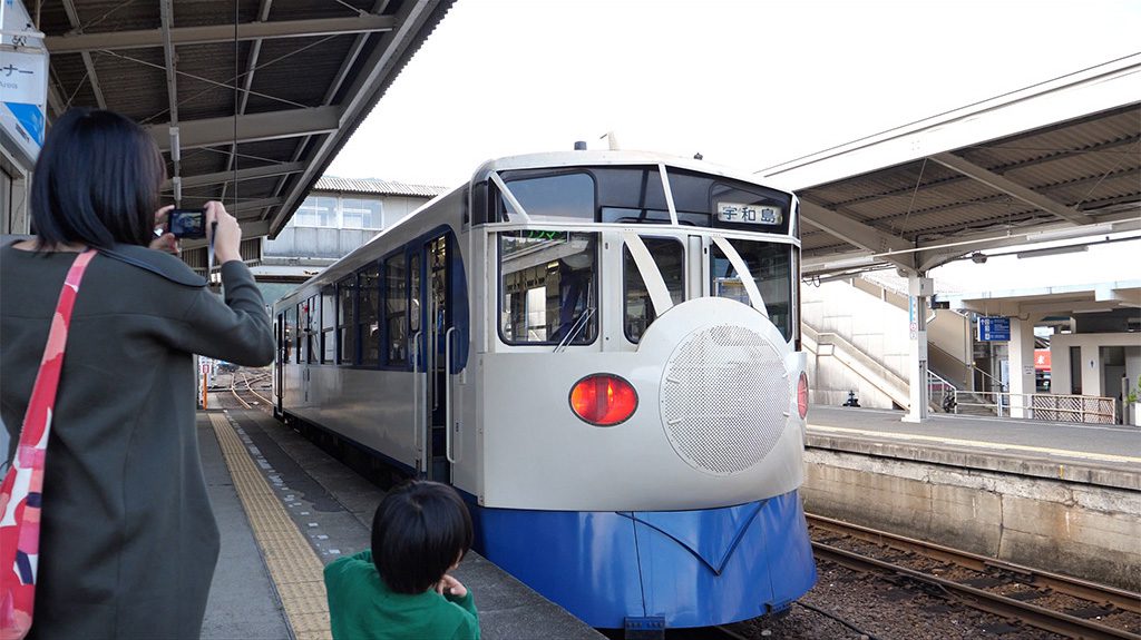 初代新幹線の0系をイメージしたデザインのJR四国「ホビートレイン」