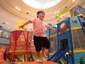 壬生町おもちゃ博物館は、大型遊具や遊べるおもちゃ、鉄道ジオラマの運転が人気