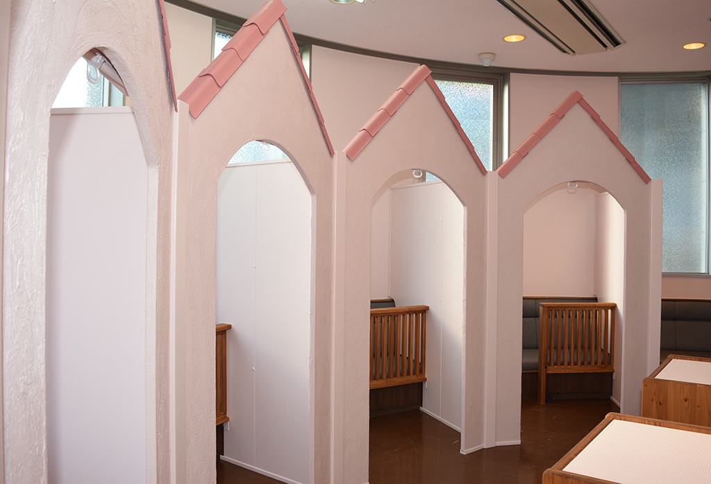 個室の授乳室や赤ちゃんが喜ぶおもちゃが揃った「あかちゃんひろば」/壬生町おもちゃ博物館(栃木県)