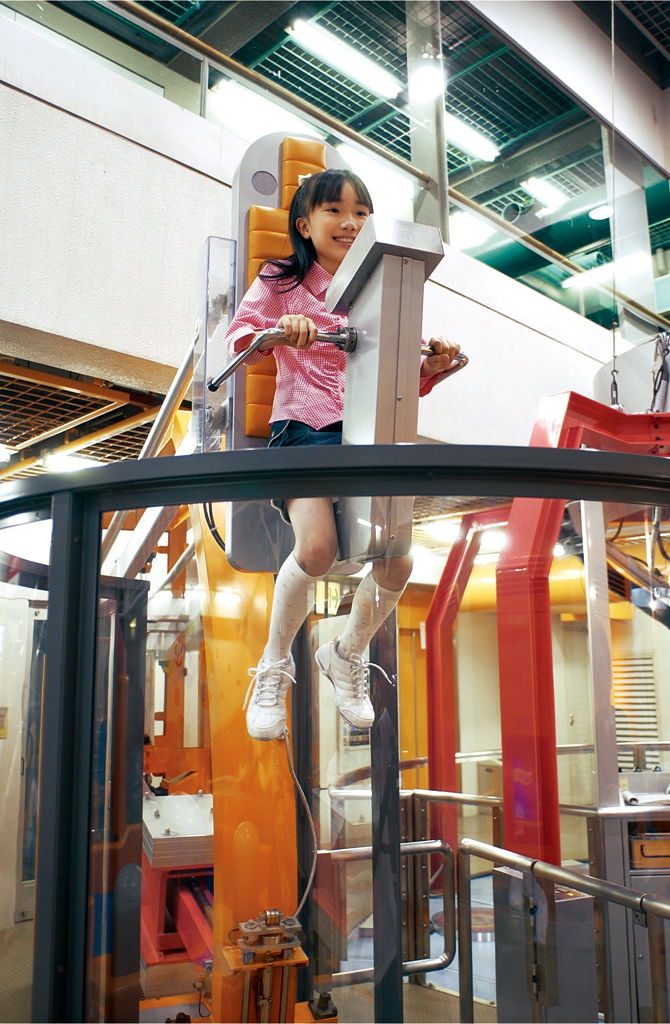 宇宙飛行士の訓練体験にチャレンジする様子／はまぎん こども宇宙科学館（神奈川県／横浜市）