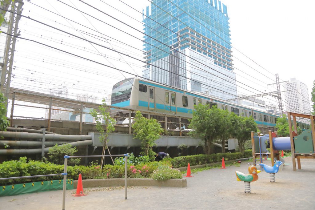 通勤電車に新幹線、モノレールまで見ながら遊べる/本芝公園(東京都/港区)