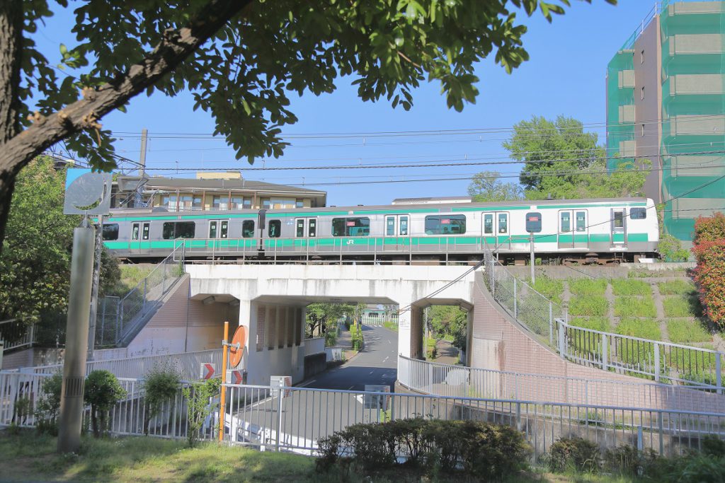 道を挟んで向かい側に埼京線がよく見える/清水坂公園(東京都/北区)