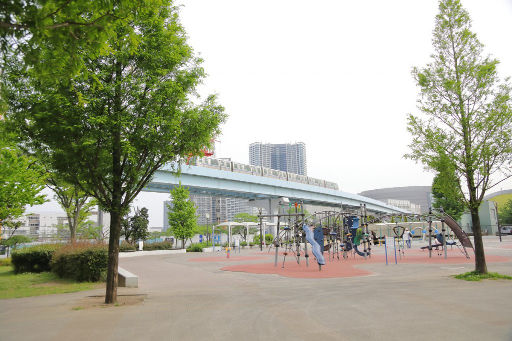 すぐそばにゆりかもめを見ることができる/豊洲公園(東京都/江東区)