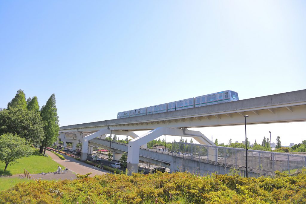 公園内に駅もある日暮里・舎人ライナーが見える/舎人公園(東京都/足立区)