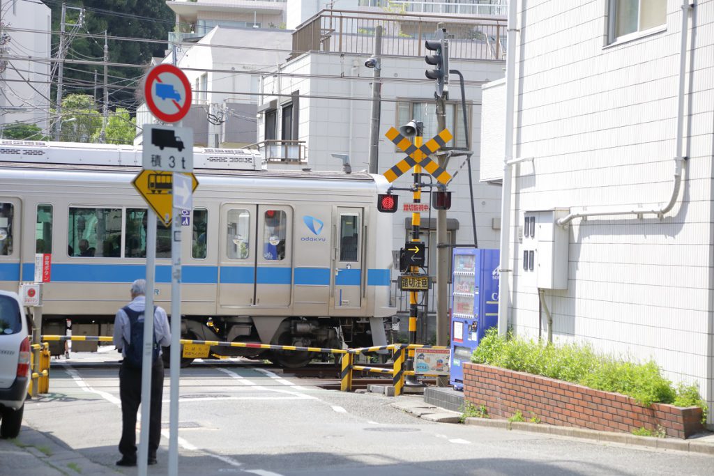 小田急線やロマンスカーが見える/渋谷はるのおがわプレーパーク(東京都/渋谷区)