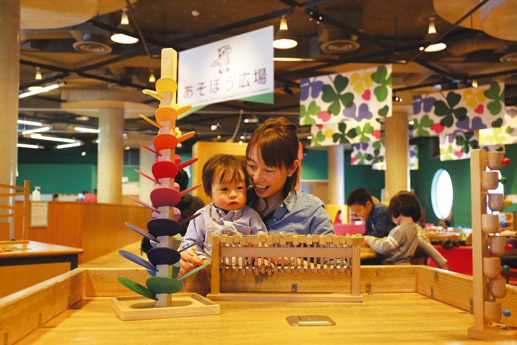 あそぼう広場で遊ぶ親子／童謡・唱歌とおもちゃのミュージアム わらべ館（鳥取県／鳥取市）