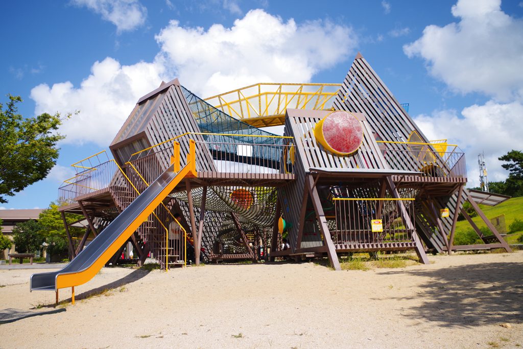 鳥取砂丘こどもの国は、大型遊具や乗り物、プールなど屋内外で1日遊べる！