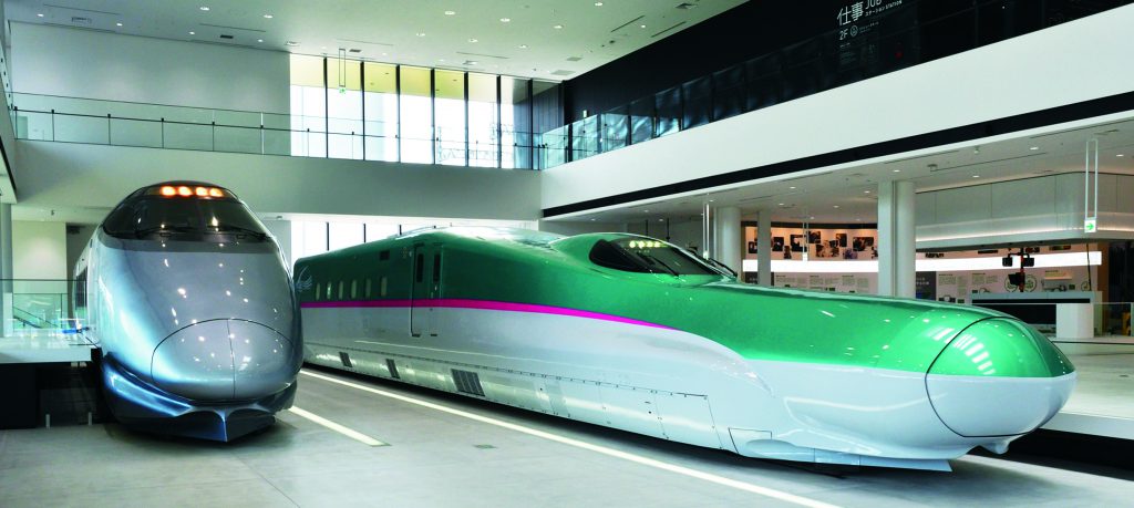 「E5系新幹線電車」モックアップと、山形新幹線「400系新幹線電車」の実物を展示/鉄道博物館(埼玉県/さいたま市)