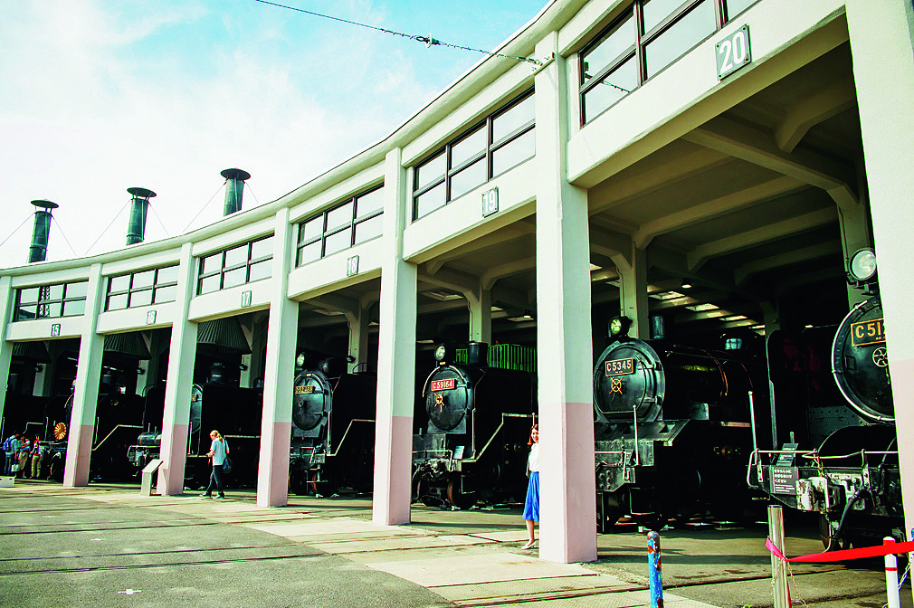 重要文化財の扇形車庫に並ぶSL/京都鉄道博物館(京都市)