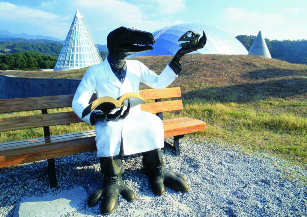 ベンチに座る恐竜博士／福井県立恐竜博物館（勝山市）