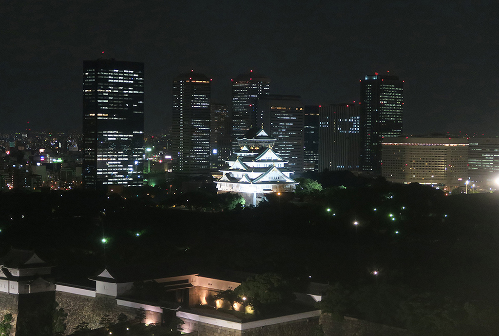 10階展望スポットから見えるライトアップする大阪城/大阪歴史博物館(大阪府/大阪市)