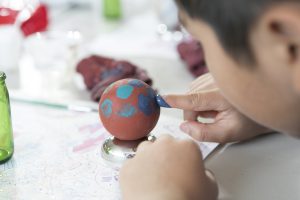 光るどろだんご作りなど、やきものの世界を体験!INAXライブミュージアム