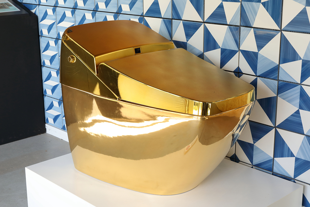 「ものづくり工房」に展示の「金のトイレ」／INAX ライブミュージアム（愛知県／常滑市）