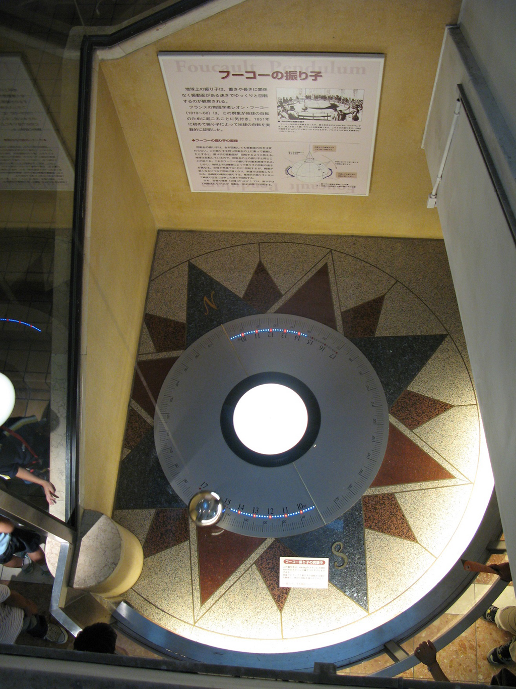 地下1階吹き抜けに吊るしてある「フーコーの振り子」/国立科学博物館(東京都/台東区)