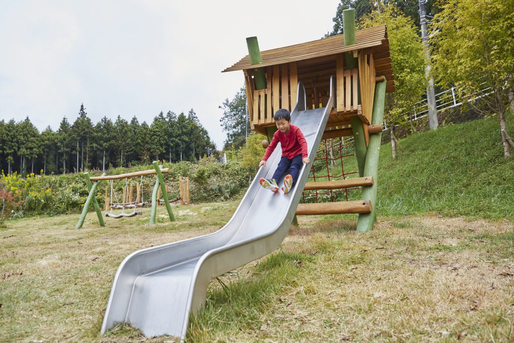 施設内には大きな滑り台もある芝生の広場／藤乃煌　富士御殿場（静岡県／御殿場市）