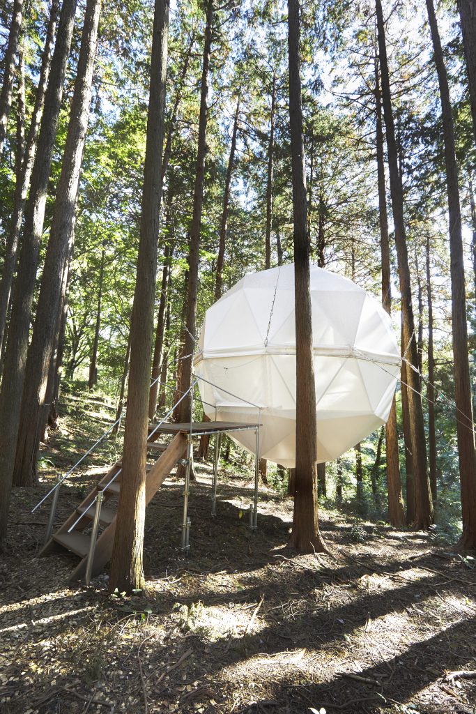 木々の間に浮かぶ真っ白で真ん丸な球体型テント／泊まれる公園INN THE PARK（静岡県／沼津市）