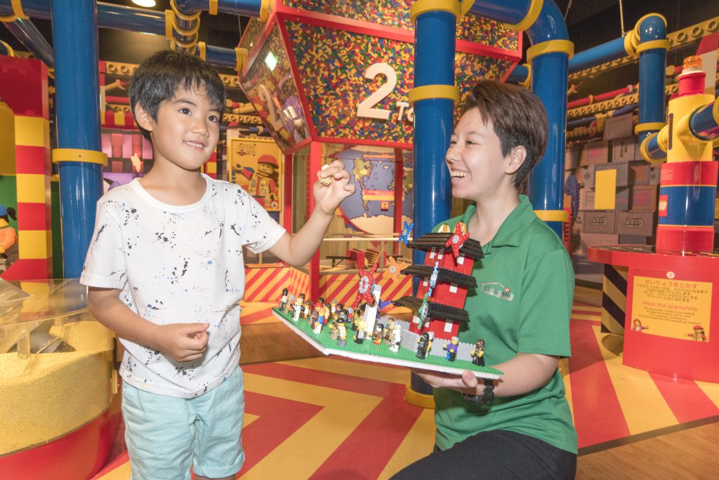 たくさんのミニフィグを持ったスタッフと「ミニフィグトレード」/レゴランド®・ディスカバリー・センター東京(東京都/港区)