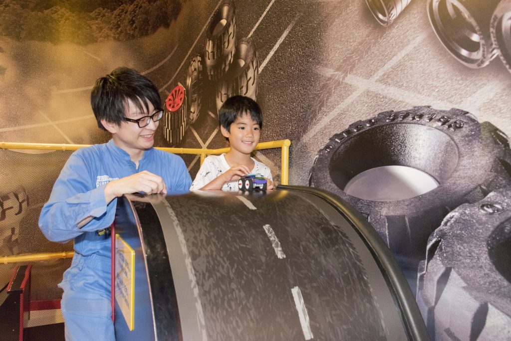 自分が作ったスペシャルカーがコースを颯爽と走るのに夢中/レゴランド®・ディスカバリー・センター東京(東京都/港区)