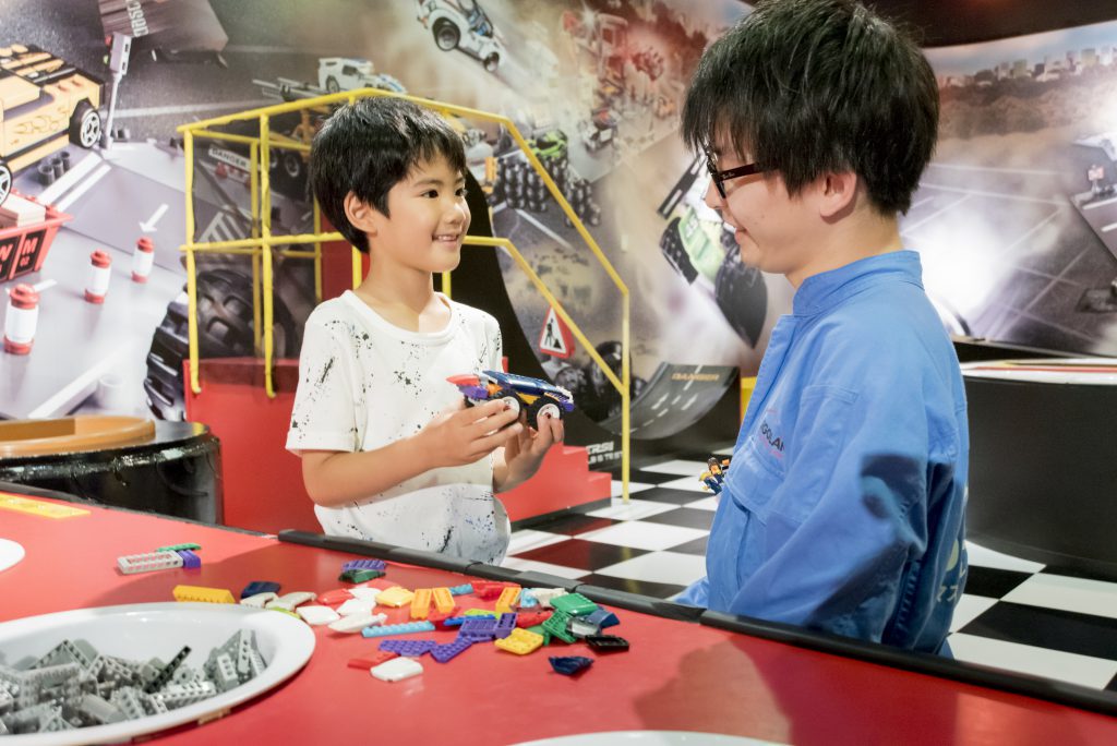 タイミングがあえば、「マスター・モデル・ビルダー」が組み立てを手伝ってくれる/レゴランド®・ディスカバリー・センター東京(東京都/港区)
