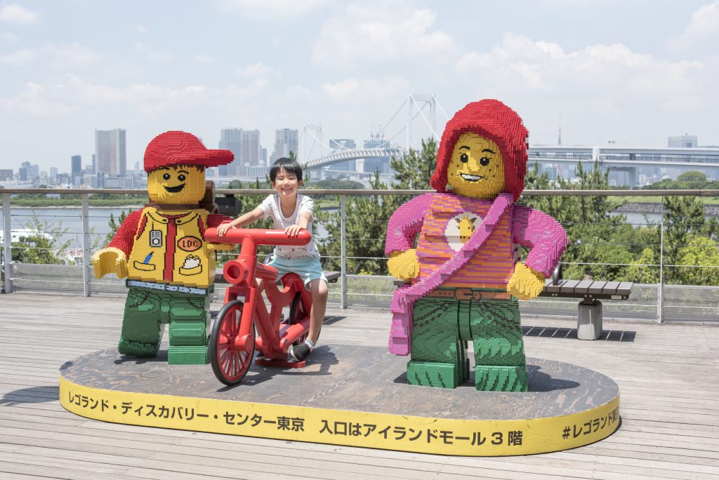 デックス東京ビーチ屋外デッキに立つバディくんとボニーちゃん/レゴランド®・ディスカバリー・センター東京(東京都/港区)/レゴランド®・ディスカバリー・センター東京(東京都/港区)