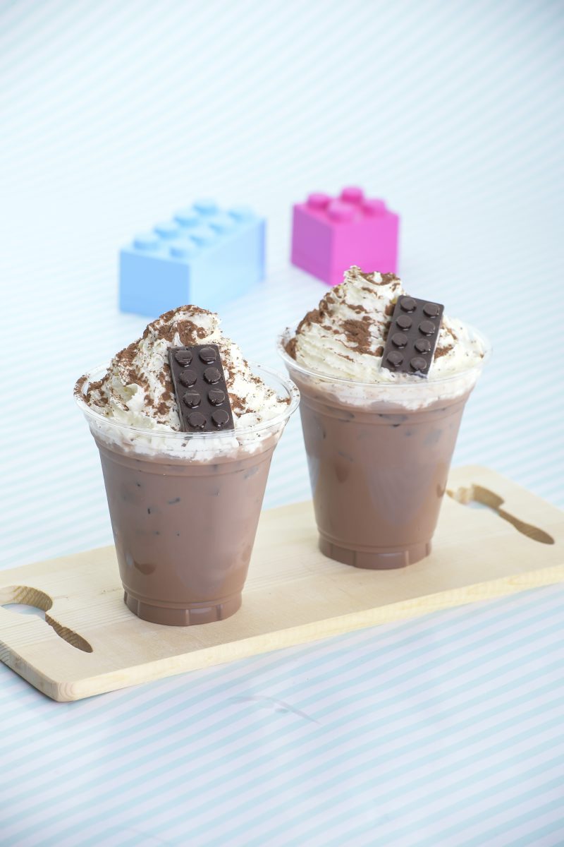 ブロック型のチョコをトッピングしたドリンク／レゴランド®・ディスカバリー・センター大阪（大阪府／大阪市港区）