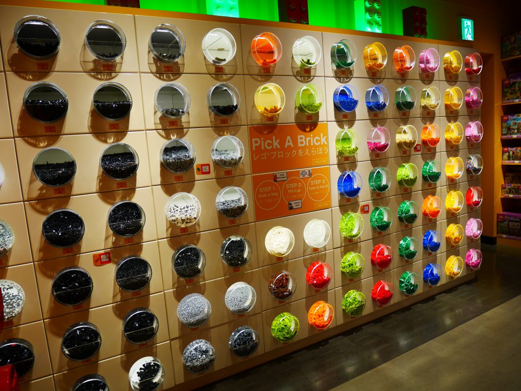 めずらしい色や形も見つかるブロックの量り売りコーナー／レゴランド®・ディスカバリー・センター大阪（大阪府／大阪市港区）