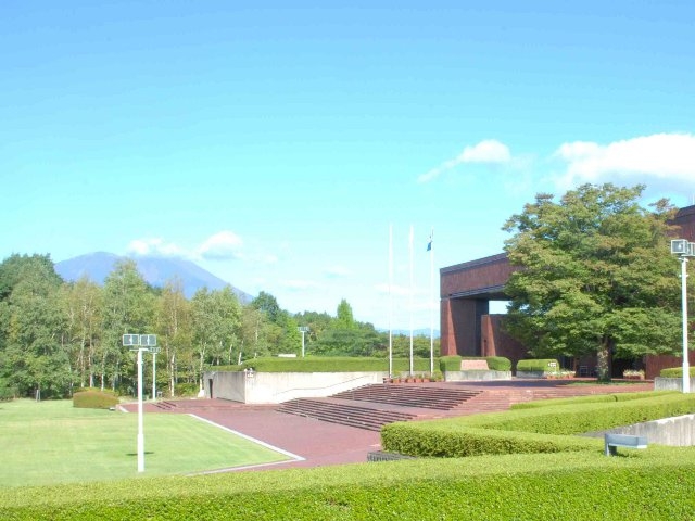 岩手県立博物館本館と岩手山(岩手県/盛岡市)