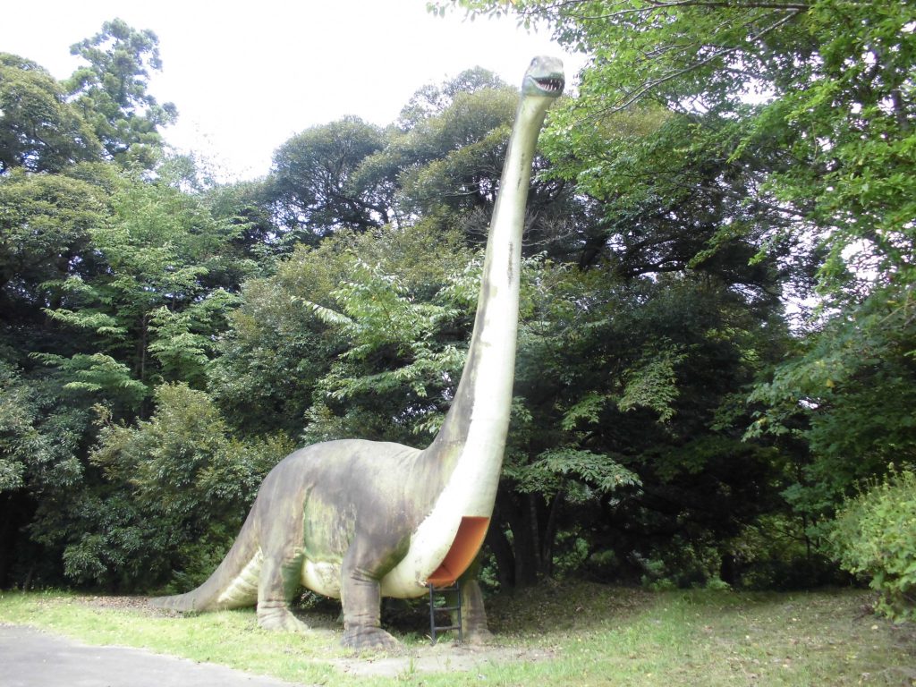 すべり台になっているアパトサウルス／美浦村光と風の丘公園（茨城県／美浦村）