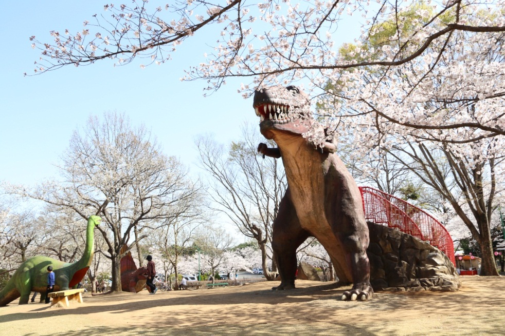 桜と恐竜の復元模型／八坂公園（茨城県／坂東市）