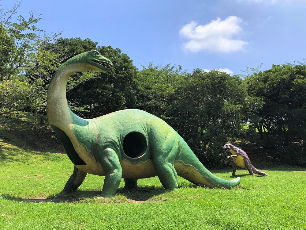 ブラキオサウルスとティラノサウルスの復元模型／千葉県立館山運動公園（千葉県／館山市）
