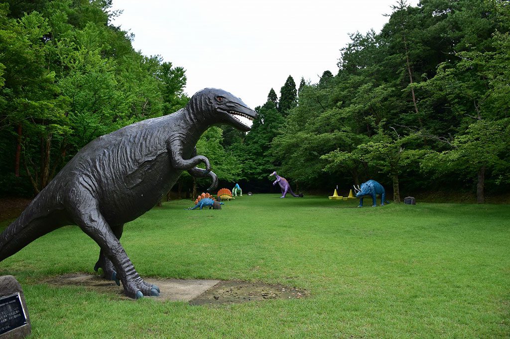 ティラノサウルスなど復元模型のある芝生広場/県民公園太閤山ランド(富山県/射水市)