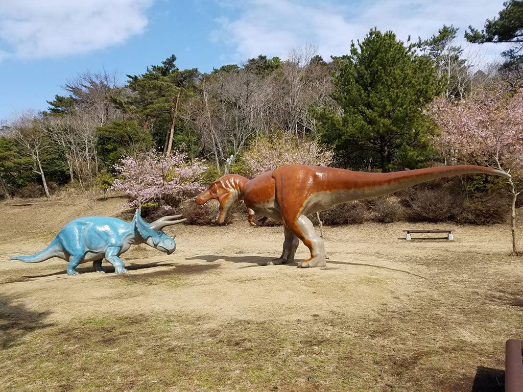 ティラノサウルスとトリケラトプスの復元模型／小室山公園（静岡県／伊東市）
