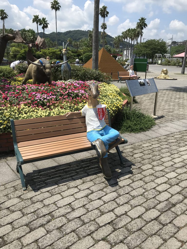 恐竜がいるベンチ/淡路ワールドパーク ONOKORO(兵庫県/淡路市)