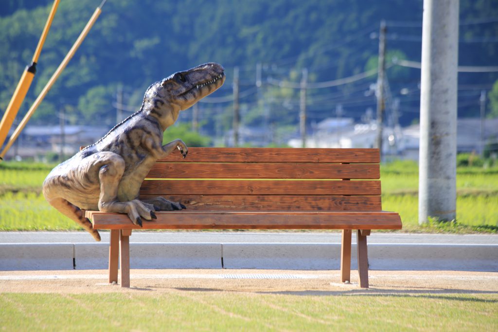 ヴェロキラプトルのいるベンチ/丹波竜の里公園(兵庫県/丹波市)