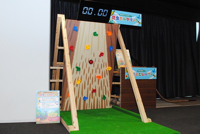 虫の足の力を体感できる「昆虫ボルダリング」／大昆虫展in東京スカイツリータウン（東京都）