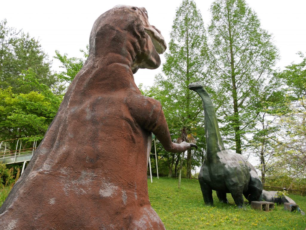 ティラノサウルスとアパトサウルスの復元模型/男女山公園(岡山県/鏡野町)