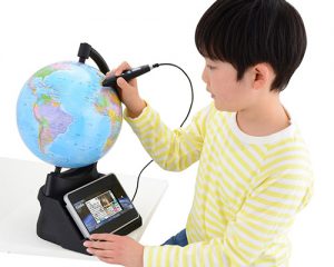 しゃべる地球儀「小学館の図鑑NEOGlobe」で遊びながら、楽しく旅のプランニング