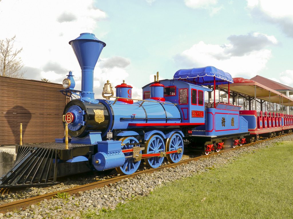 青と赤の配色が鮮やかなミニSL／上越国際プレイランド（新潟県／南魚沼市）