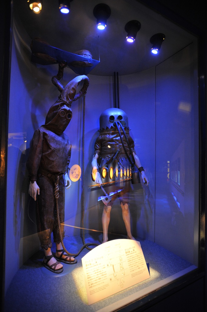 古代の潜水具を展示している/名古屋港水族館(愛知県/名古屋市)