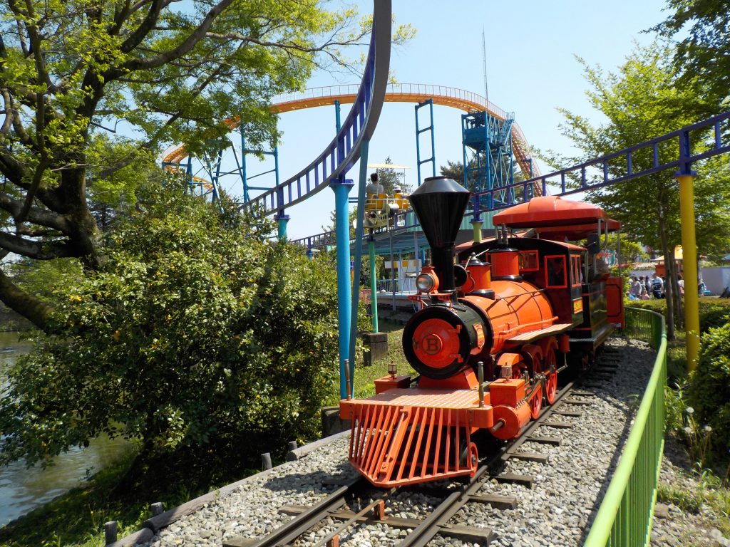 池の周りを走行する豆汽車/とちのきファミリーランド(栃木県/宇都宮市)