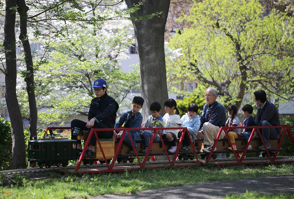 ミニ鉄道が走る様子／むさしの緑地公園（埼玉県／富士見市）