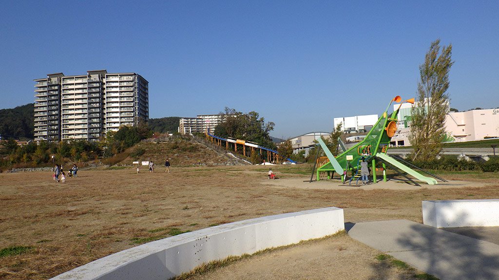 彩都西公園の全景と公園沿いを走るモノレール（大阪府／茨木市）