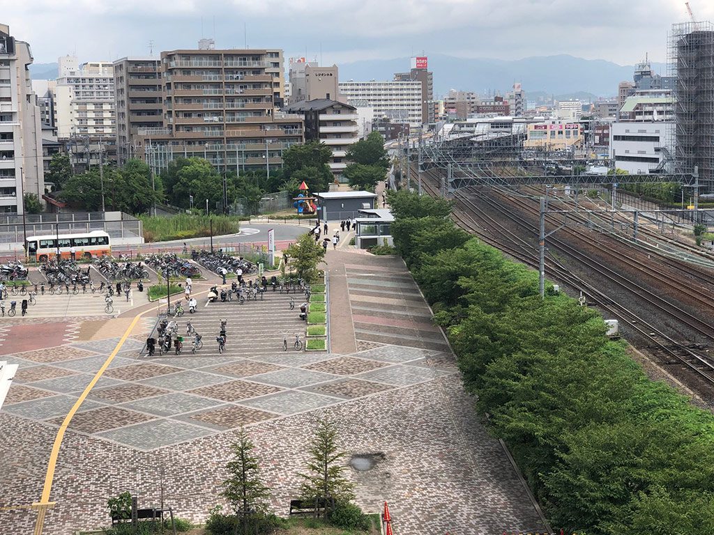 電車が見える屋外広場／イオンモール茨木JR側屋外広場（大阪府／茨木市）