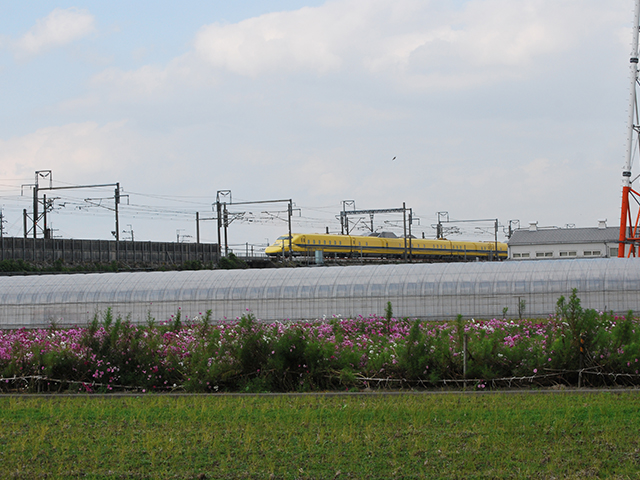 前を通過するドクターイエロー／道の駅 アグリの郷栗東（滋賀県／栗東市）