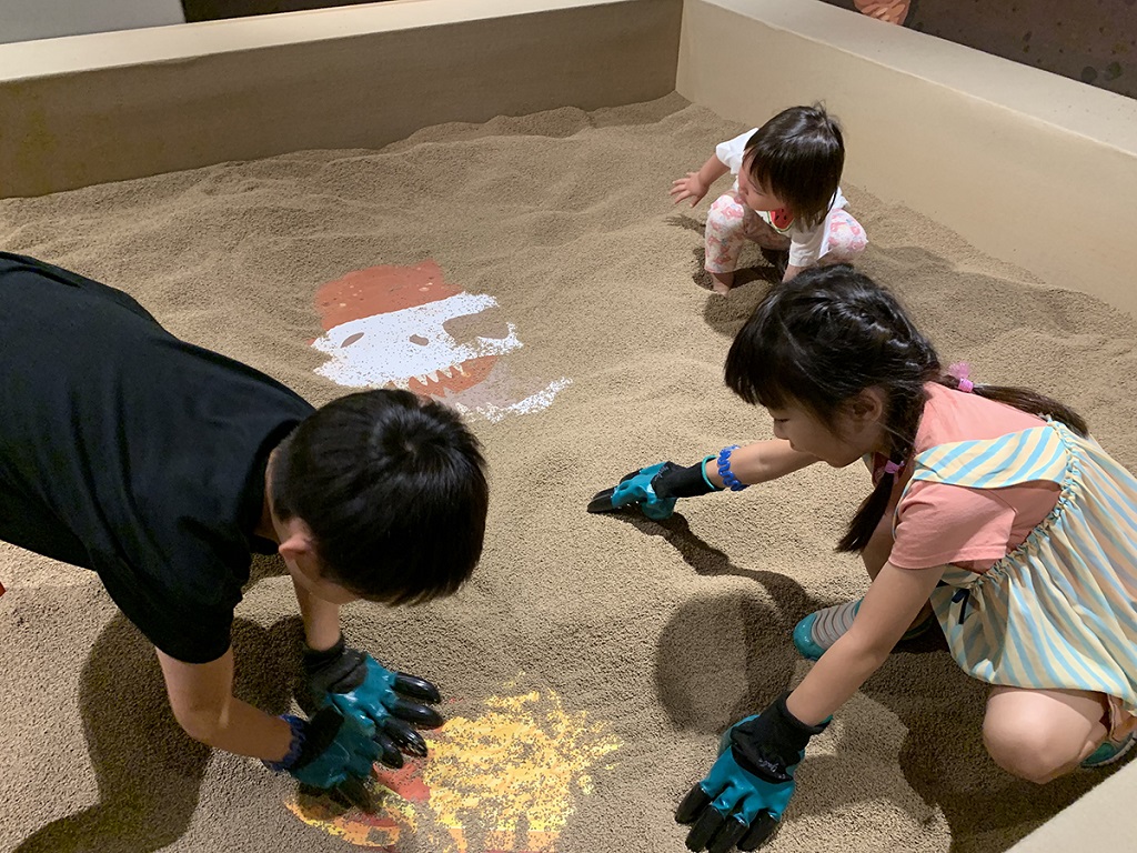 「ホレホレ！昆虫探し！」／変身！昆虫スゴわざ展2019