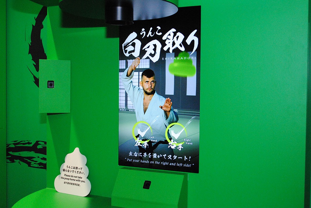 反射神経が試される「うんこ白刃どり」/うんこミュージアムTOKYO(ダイバーシティ東京)