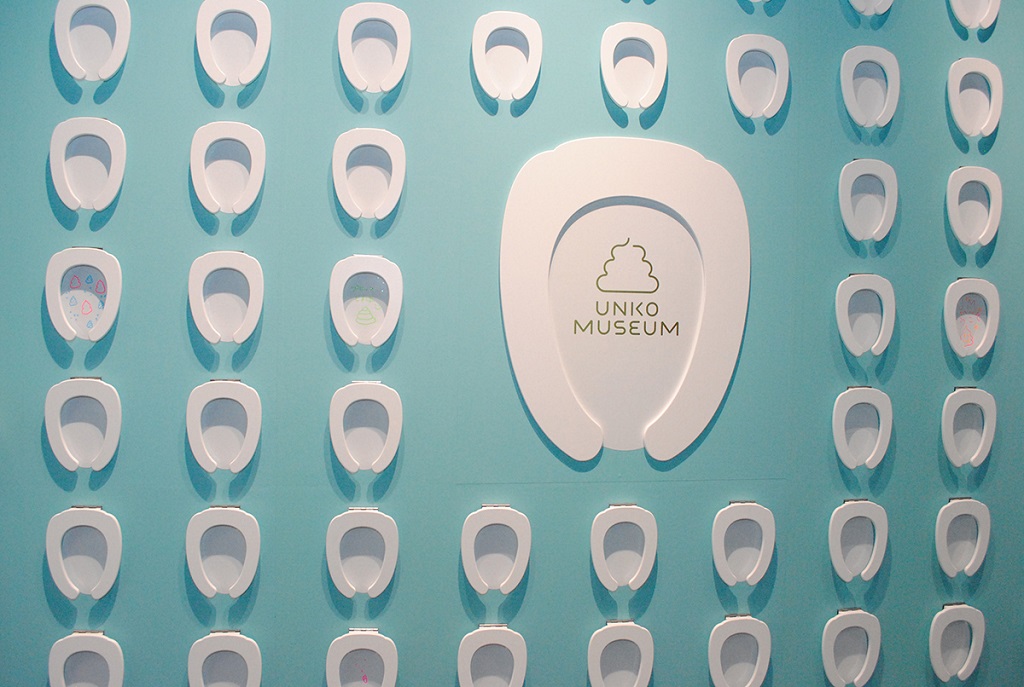 便器の中にお絵かきしよう「描け!みんなのうんこ」/うんこミュージアムTOKYO(ダイバーシティ東京)